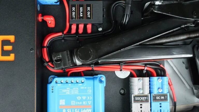 Tidy 12V dual battery wiring with fuse block in a 4WD
